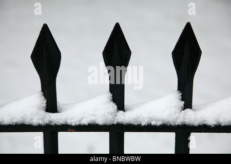 Ferro battuto recinzione picchi nella neve nel Palazzo di Kensington Garden, Hyde Park, Westminster, London, W2. Foto Stock