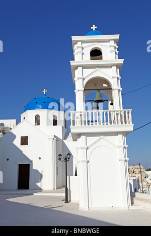 Chiesa bianca in Fira, Santorini, Cicladi, ISOLE DELL' EGEO, Grecia Foto Stock