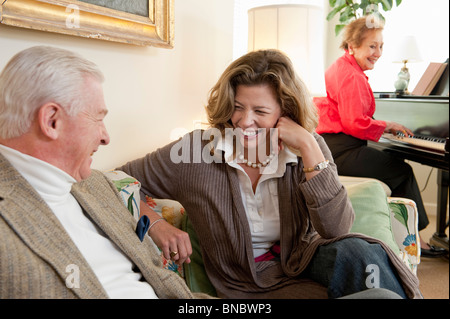 Padre e figlia sul lettino a parlare Foto Stock