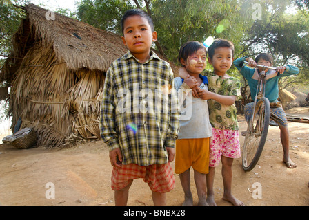 Myanmar, Pakokku, sorridente i bambini sulle rive del fiume Chindwin Foto Stock