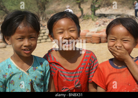 Myanmar, Pakokku, sorridente i bambini sulle rive del fiume Chindwin Foto Stock