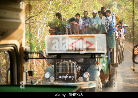 Myanmar, Pakokku, abitanti sulle rive del fiume Chindwin Foto Stock