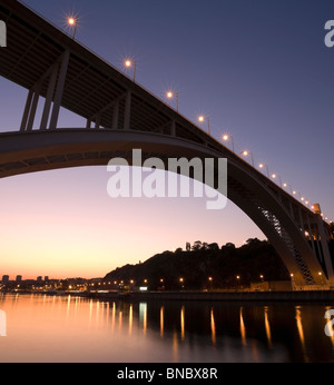 Ponte da Arrabida al tramonto Foto Stock