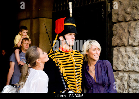 Horse Guard e turista femminile Foto Stock