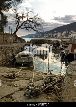 Vista artistico in barca nel porticciolo, in Opatija, Croazia Foto Stock