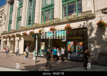 Poundland, Queen Street, Cardiff, Galles, Regno Unito, Europa Foto Stock