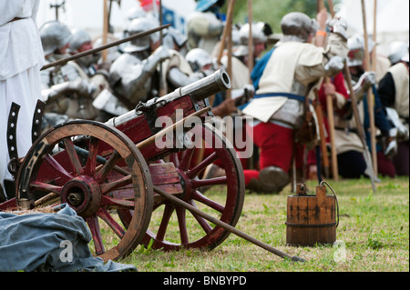 Cannone medievale sul campo di battaglia presso la rievocazione della battaglia di Tewkesbury. Festa Medievale 2010. Tewkesbury, nel Gloucestershire, Inghilterra Foto Stock