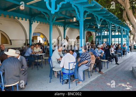 Gli uomini locali in un tradizionale coffee house di Midoun Djerba, Tunisia Foto Stock