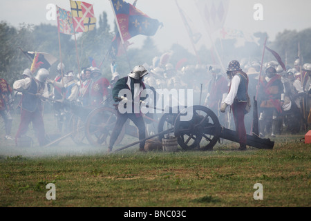 La battaglia di Tewkesbury rievocazione, 2010. Artiglieria Yorkist ricaricamento dei cannoni Foto Stock