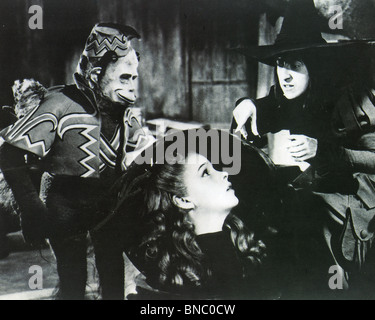 THE WIZARD OF OZ I939 MGM film con Judy Garland e Margaret Hamilton come la strega Foto Stock