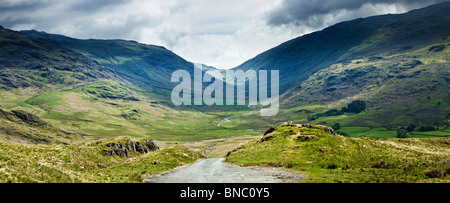 Wrynose Pass e fondo Wrynose da Hardknott passare il Lake District Cumbria Inghilterra England Regno Unito Foto Stock