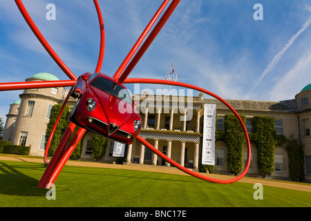 Il Gerry Giuda progettato Alfa Romeo centenario la scultura al 2010 Goodwood Festival of Speed, Sussex, Inghilterra. Foto Stock