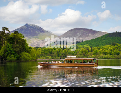 Keswick lancio sul lago Derwentwater con Cat campane, Causey Pike e Barrow montagne, nel distretto del lago, REGNO UNITO Foto Stock