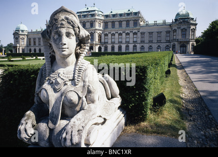 Belvedere superiore di Vienna con sphinx 1721-3. Palazzo barocco da Johann-Lukas von Hildebrandt per Prinz Eugen di Savoia Foto Stock