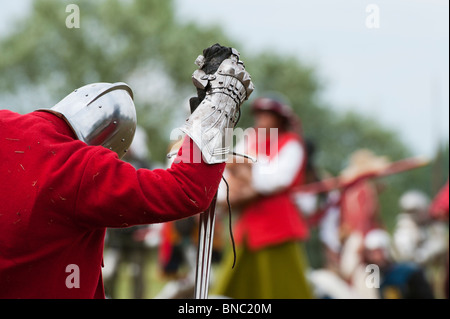 Stanco cavaliere sul campo di battaglia in armatura alla rievocazione della battaglia di Tewkesbury, medievale festival 2010. Tewkesbury, nel Gloucestershire, Inghilterra Foto Stock