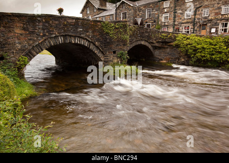 Regno Unito, Galles Snowdonia, Beddgelert, antica pietra bidge oltre Afon Colwyn Foto Stock