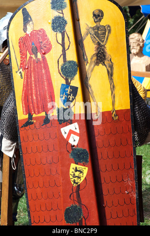 Cavaliere con uno scudo a Tewkesbury festival medievale 2010. Tewkesbury, nel Gloucestershire, Inghilterra Foto Stock