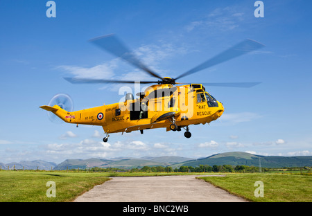 RAF per operazioni di ricerca e salvataggio Sea King elicottero in volo, Cumbria, England, Regno Unito Foto Stock
