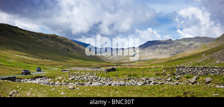 Auto guidare lungo il fondo Wrynose verso Hardknott passare il Lake District Cumbria Inghilterra England Regno Unito Foto Stock