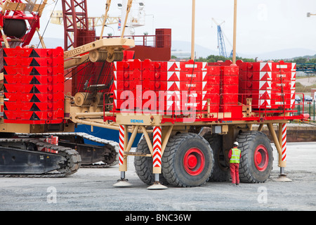 Una pesante gru di sollevamento a Don energia onshore del sito per il Walney off shore, centrali eoliche Barrow in Furness, Cumbria, Regno Unito. Foto Stock