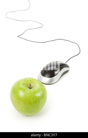 Mela verde e il mouse del computer, il concetto di apprendimento online Foto Stock