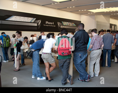 Le persone che usano iPhone 4 - Apple Store - Regents Street - Londra Foto Stock