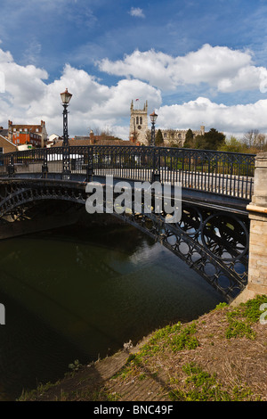 Tickford ponte sopra il fiume Ouzel (o fiume Lovat), Newport Pagnell, Buckinghamshire, Inghilterra Foto Stock