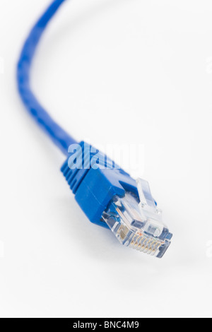 Il blu del cavo del computer con sfondo bianco Foto Stock