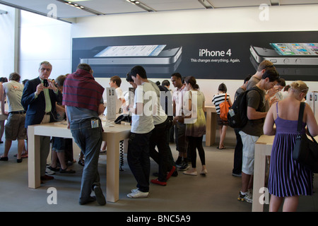 Le persone che usano iPhone 4 - Apple Store - Regents Street - Londra Foto Stock