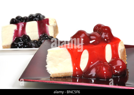 La fragola e mirtillo cheesecake fette isolati su sfondo bianco. Foto Stock