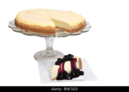 Mirtillo cheesecake isolato su sfondo bianco con percorso di clipping. Foto Stock