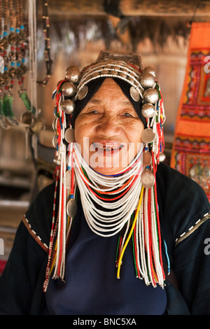 Akha hill tribe donna con il tradizionale copricapo, Tha Ton, Chiang Mai Provincia, Thailandia Foto Stock