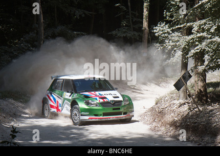 Skoda Fabia S2000 2010 World Rally Car (WRC) pilotato da Guy Wilks lo scorrimento attorno ad un angolo polveroso a Goodwood Festival della velocità Foto Stock