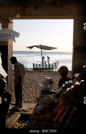 Porta al mercato con Dhow barca ormeggiata sulla spiaggia, Ilha de Mozambico. Foto Stock