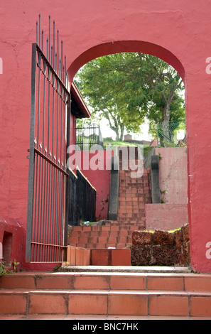 Tipica vernice rossa parete in Malacca, Malesia Foto Stock