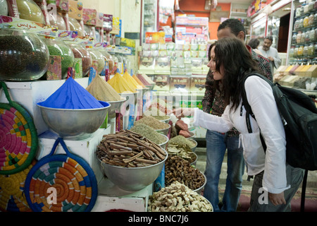 Egitto turismo; occidentale shopping turistico per spezie nel mercato delle spezie, Aswan, Alto Egitto Africa Foto Stock