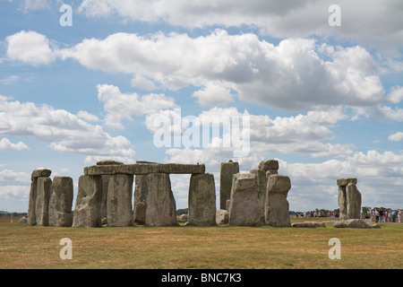 Paesaggio fotografia del sito Patrimonio Mondiale Stonehenge nel Wiltshire, Inghilterra su una giornata d'estate Foto Stock