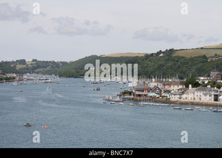 La pittoresca città di Dartmouth sul fiume Dart estuario nel Devon, in Inghilterra. Ci sono molte barche e yacht in acqua Foto Stock
