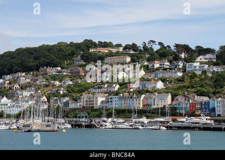 La pittoresca città di Dartmouth sul fiume Dart estuario nel Devon, in Inghilterra. Ci sono molte barche e yacht in acqua Foto Stock