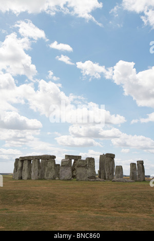 Ritratto fotografia del sito Patrimonio Mondiale Stonehenge nel Wiltshire, Inghilterra su una giornata d'estate Foto Stock