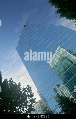 CIBC torre di vetro riflettente edifici circostanti nel centro cittadino di Vancouver Foto Stock