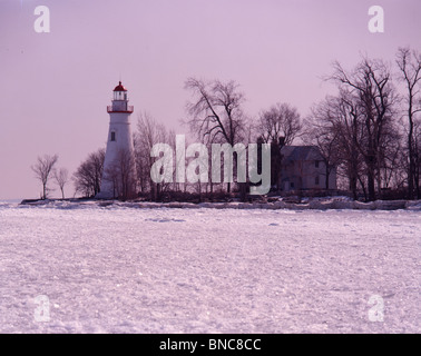 Faro con lago ghiacciato, OH Foto Stock