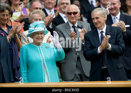 HRH Queen Elizabeth II onde come lei arriva nel royal box durante il torneo di Wimbledon Tennis Championships 2010 Foto Stock
