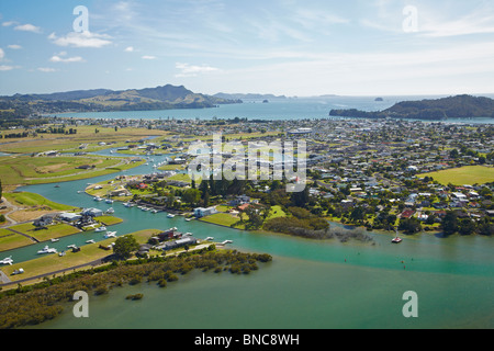 Whitianga vie navigabili, Whitianga, Penisola di Coromandel, Isola del nord, Nuova Zelanda - aerial Foto Stock