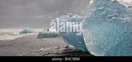 Formazioni di ghiaccio sulla spiaggia di sabbia nera da Breidamerkurjokull ghiacciaio Vatnajokull calotta di ghiaccio, Islanda Foto Stock