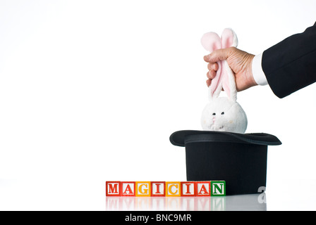 Bambini colorati blocchi del mago di ortografia con un coniglietto coniglio essendo tirato da un cappello a cilindro Foto Stock