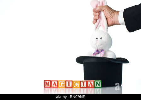 Bambini colorati blocchi del mago di ortografia con un coniglietto coniglio essendo tirato da un cappello a cilindro Foto Stock