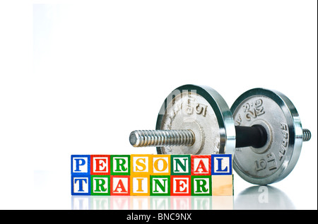 Colorata per bambini ortografia blocchi personal trainer con pesi manubri in background Foto Stock