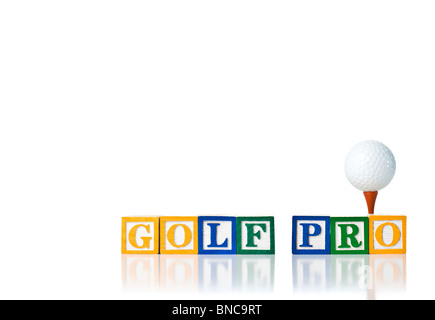 Colorata per bambini ortografia blocchi GOLF PRO con una pallina da golf su un raccordo a T Foto Stock