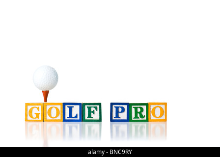 Colorata per bambini ortografia blocchi GOLF PRO con una pallina da golf su un raccordo a T Foto Stock